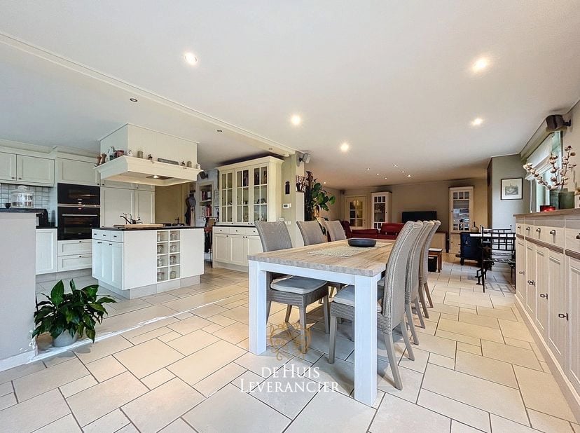 Welkom in deze woning aan de Grote Steenweg in Kontich, een open bebouwing die ruimte, comfort en bereikbaarheid moeiteloos combineert. Deze woning bi