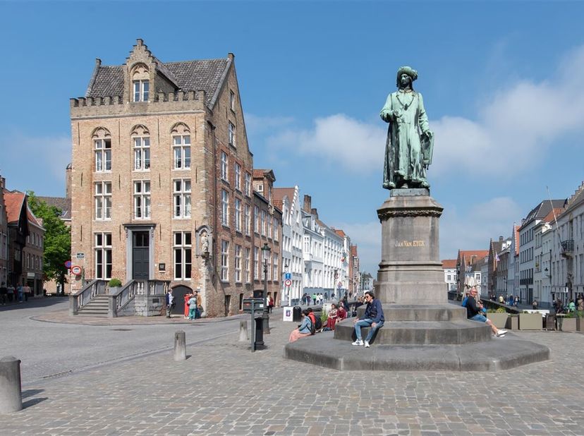 Appartement op AAA ligging in het historisch stadscentrum van Brugge met zicht op de Reien en dichtbij het Jan van Eyckplein.&lt;br /&gt;
Dankzij het sublie