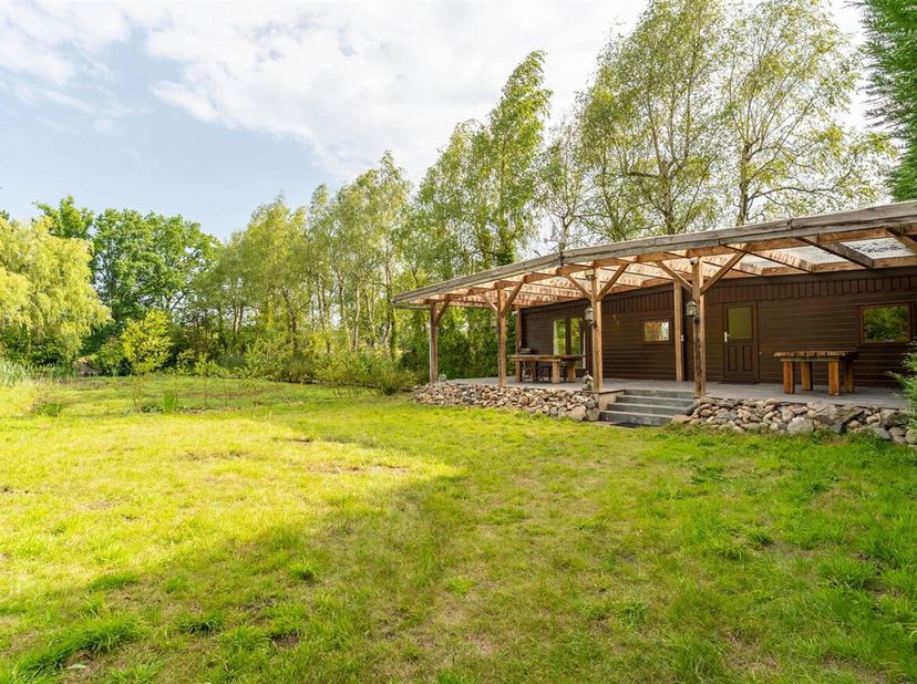 Prachtig vakantieverblijf met vijver&lt;br /&gt;
Indeling: Leefruimte, open keuken, 1 slaapkamer, badkamer en berging&lt;br /&gt;
Beschrijving: Bij het betreden v