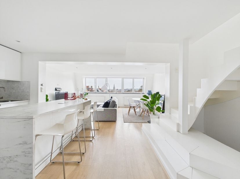 Ixelles - Bailli - Flagey | Duplex 2 chambres meublé&lt;br /&gt;
L&#039;appartement se compose d&#039;un hall d&#039;entrée, une séjour avec cuisine ouverte avec ilot cent