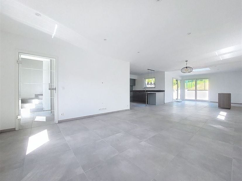 W IMMOBILIERE Vous propose une maison de construction récente (2021) située à Autelbas constituée comme suit : hall d&#039;entrée avec accès à un grand séj