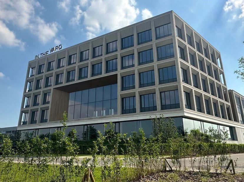 272m² d&#039;espace de bureau meublé pour environ 30 postes de travail dans un nouveau centre d&#039;affaires avec une belle cour intérieure verte&lt;br /&gt;
Emplace