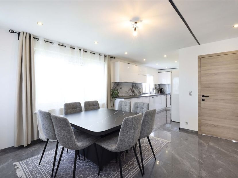 Stijlvol recent gerenoveerde open bebouwing met 3 slaapkamers (mogelijkheid tot 5) op een perceel van 9a68ca&lt;br /&gt;
Omgeving:&lt;br /&gt;
+ Gelegen nabij het
