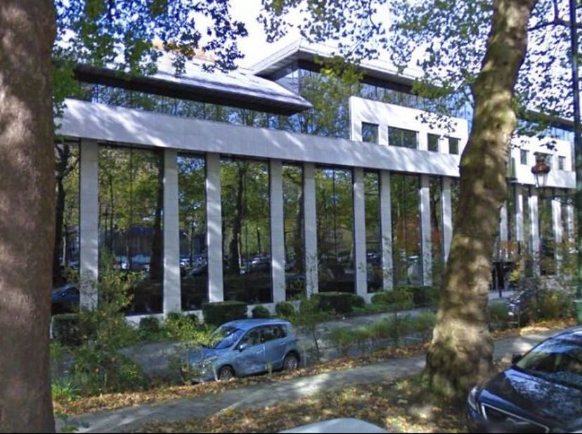 Prestigieus kantoorgebouw uitzonderlijk gelegen langs de groene gordel van Brussel. Het geniet dan ook een prachtig panorama. De &quot;Souverain 36&quot; is ook