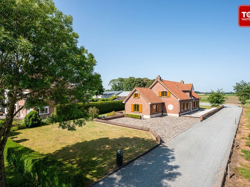 Op een boogscheut van het centrum van Eeklo vinden we deze uiterst kwalitatieve woning terug. De grote grondoppervlakte van maar liefst 1.043m2 en het