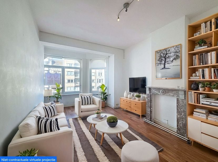 Op de eerste verdieping van deze kleinschalige residentie met charmante gevel vinden we dit ruim en gezellig appartement met 2 volwaardige slaapkamers