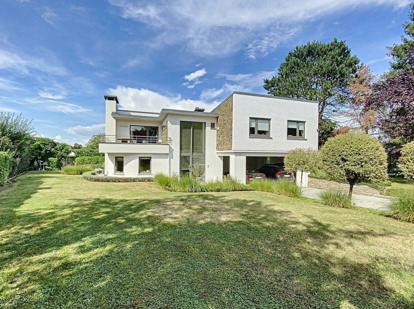 Dans un quartier bucolique, au grand calme,&lt;br /&gt;
BELLE VILLA A L&#039;ESPRIT CONTEMPORAIN,&lt;br /&gt;
sur un terrain de +/- 18 ares 79 centiares bien orienté,&lt;