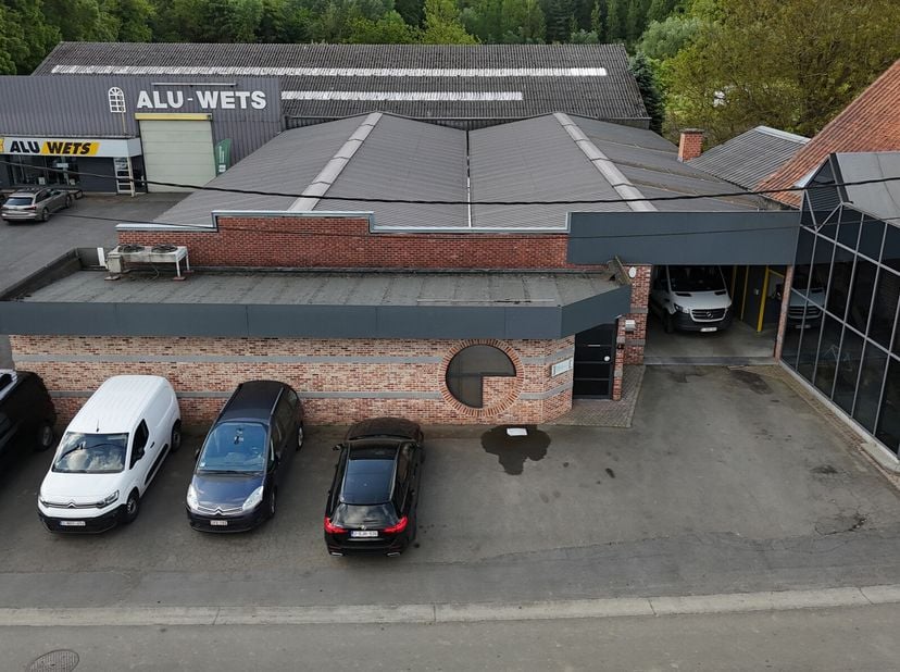 Op een strategische ligging tussen Ninove en Halle vindt u deze veelzijdige niet-residentiële ruimte, bestaande uit een magazijn/loods van ca. 500 m²,