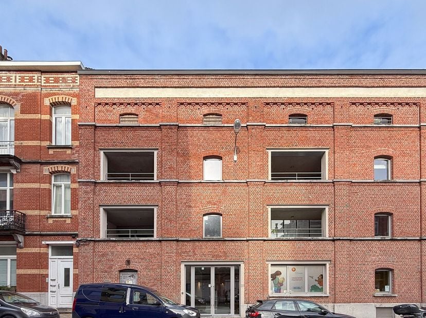 Op een steenworp afstand van de kazerne en het ziekenhuis van Elsene, in een oude chocoladefabriek die in 2010 volledig is gerenoveerd tot een gebouw