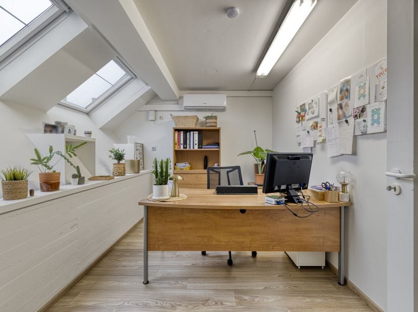 Op zoek naar de perfecte locatie voor uw bedrijf in het hart van Brugge? Dit ruime kantoorgebouw van 375 m² aan de Elf-Julistraat biedt een unieke com