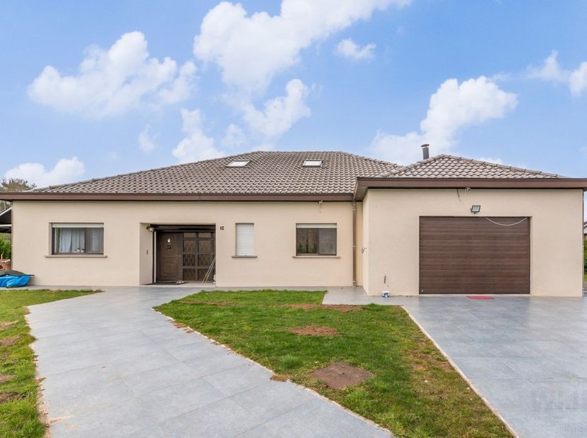 Laat u verrassen door deze zeer mooi gerenoveerde en ruime villa op een prachtig perceel van 43 are!&lt;br /&gt;
U betreedt deze woning via een ruime gezell
