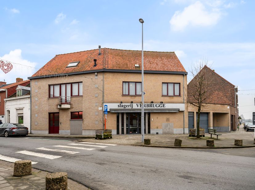 Dit welgelegen handelspand met aparte woonst en 2 garages wordt te koop aangeboden.&lt;br /&gt;
Het gelijkvloerse bestaat uit een ingerichte slagerij / hand