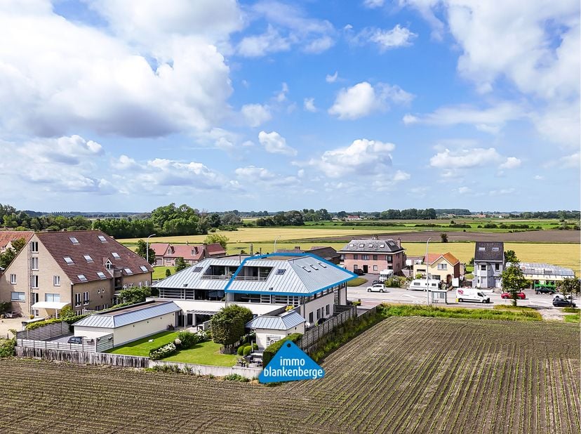 Charmant dakappartement met zonnig terras en prachtig landelijk zicht in residentie &quot;Crockett&quot;.&lt;br /&gt;
&lt;br /&gt;
Bij binnenkomst wordt u verwelkomd in een