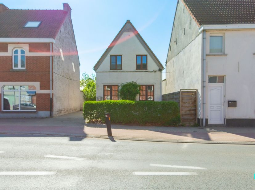 Verkocht op de Bordes-bezoekdag. Compromis in opmaak. Deze charmante woning met geweldige tuin nabij Merelbeke centrum is gelegen op een perceel van 3