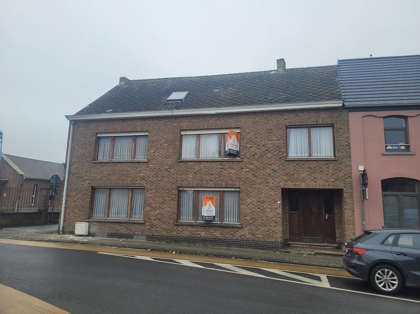 Op zoek naar een woning met 4 slaapkamers in Denderhoutem? Dan is deze woning zeker iets voor jou. Ondergrondse kelder van 16m². Gelijkvloers met inko