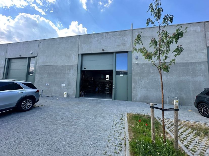 Fantastisch gelegen nieuwbouw KMO-unit van 324 m² met 108 m² mezzanine te huur , gelegen langs én met visibiliteit van de bedrijvige Humaniteitslaan e