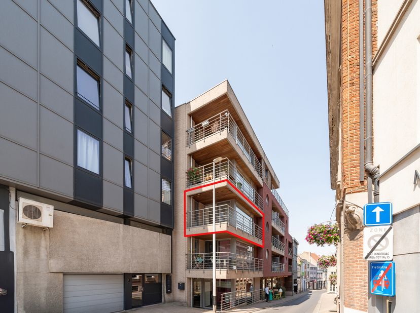 Ben je op zoek naar een instapklaar appartement met 2 slaapkamers in het centrum van Wetteren? Zoek niet verder! Dit appartement in de Van Cromphoutst