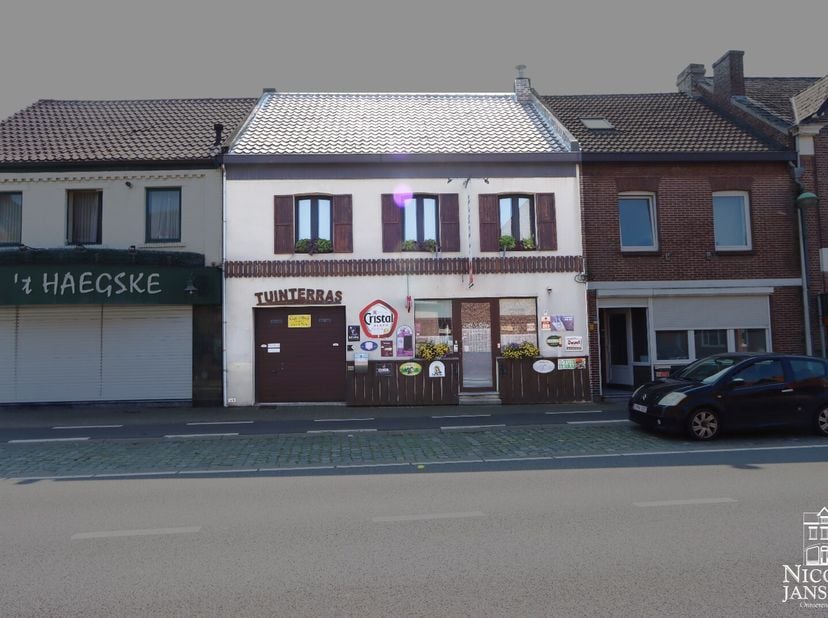 Dit pand bestaat uit een charmant en goed draaiend café met ruim en gezellig terras aan de achterzijde. De verrassend diepe tuin met toegang langs ach