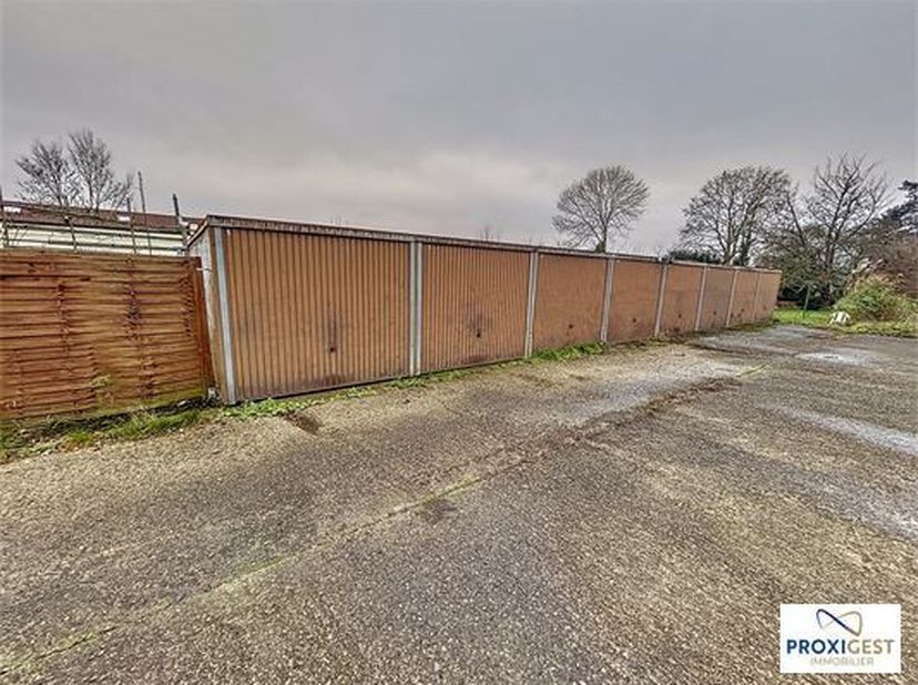 BOUGE (Namur) : 4  beaux box de garage de +/- 15 m2 avec porte manuelle dans une copropriété sécurisée, à proximité des grands axes et de Namur. Box d