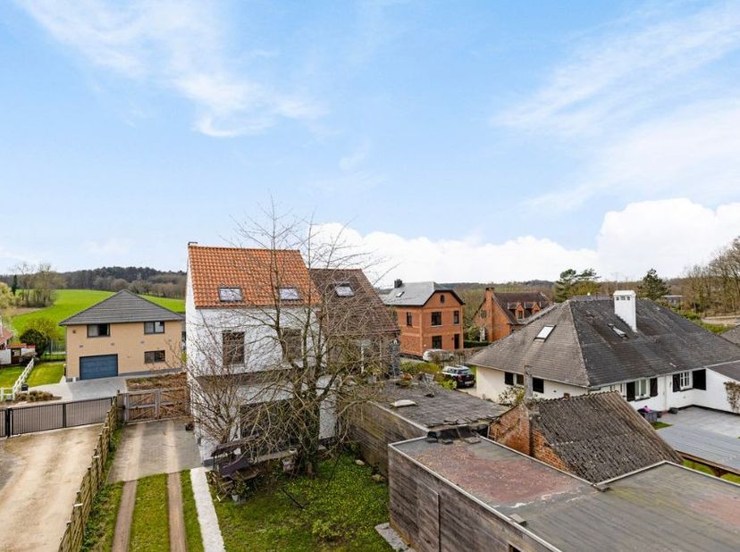 Instapklare, vernieuwde woning (half-open bebouwing) met vier slaapkamers, bureau en een bewoonbare oppervlakte van +/- 200 m2 gelegen in de mooie gem
