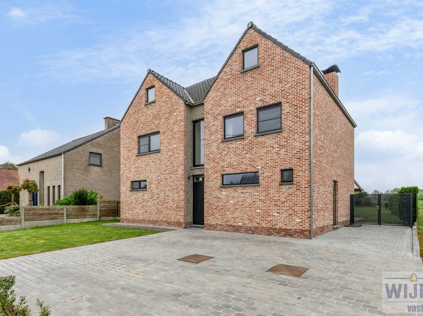 Welkom in deze verrassend ruime en instapklare woning, ideaal gelegen nabij winkels, openbaar vervoer en met vlotte verbindingen naar omliggende gemee