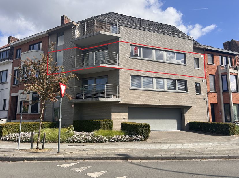 Indeling:&lt;br /&gt;
- inkomhal met gastentoilet&lt;br /&gt;
- ruime en lichtrijke leefruimte&lt;br /&gt;
- open keuken met aansluitend een praktische berging&lt;br /&gt;
-