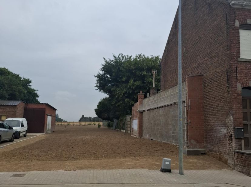 Bouwgrond te koop voor halfopen bebouwing.&lt;br /&gt;
Bouwen volgens verkavelingsvoorschriften.&lt;br /&gt;
&lt;br /&gt;
Het betreft lot 1 en lot 2b.&lt;br /&gt;
Straat bree