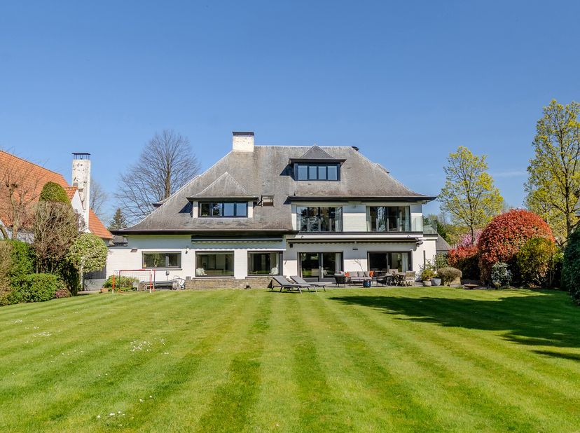 Wat je nu gaat ontdekken is allesbehalve een doorsnee woning  deze uitzonderlijke villa in de befaamde wijk &quot;Elsdonk&quot;, gelegen op een AAA-locatie in h