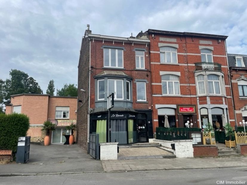 Immeuble de rapport situé près du Cora avec un commerce et un duplex remis à neuf comprenant séjour sur cuisine équipée 3 chambres et grenier aménagea