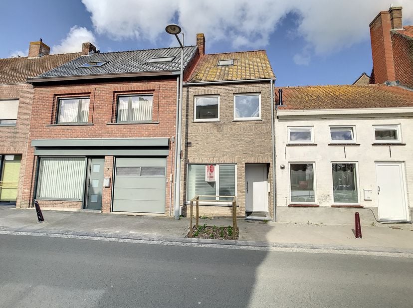 Cette maison mitoyenne rénovée est située dans le centre de Proven. Dans le village même, vous trouverez 2 supermarchés, une boulangerie-boucherie et