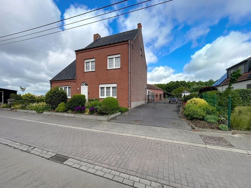 Op zoek naar een alleenstaande woning waarbij alle ruimtes zich op het gelijkvloers situeren?  Via de inkom, komt u terecht in de zonnige leefruimte.