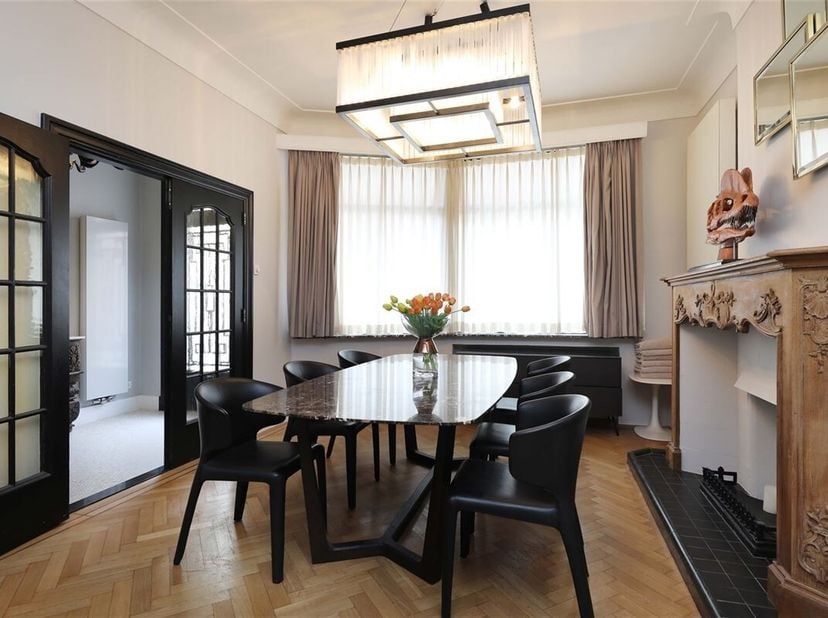 Stijlvol recent gerenoveerd herenhuis met 4 slaapkamers én garage op toplocatie&lt;br /&gt;
Omgeving:&lt;br /&gt;
+ Centraal en gunstig gelegen aan de Kleine ring