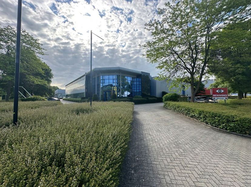 Dit veelzijdige bedrijfspand is ideaal gelegen in een KMO-zone op slechts 10 minuten van het rondpunt in Wommelgem, met vlotte bereikbaarheid via de E