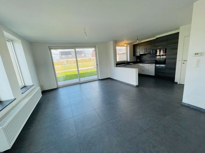 Waardamme , rustige residentiële ligging , RECENT  gebouwde LICHTRIJKE ENERGIEZUINIGE woning met 3 slaapkamers, oprit, tuin en garage.&lt;br /&gt;
omvat: In
