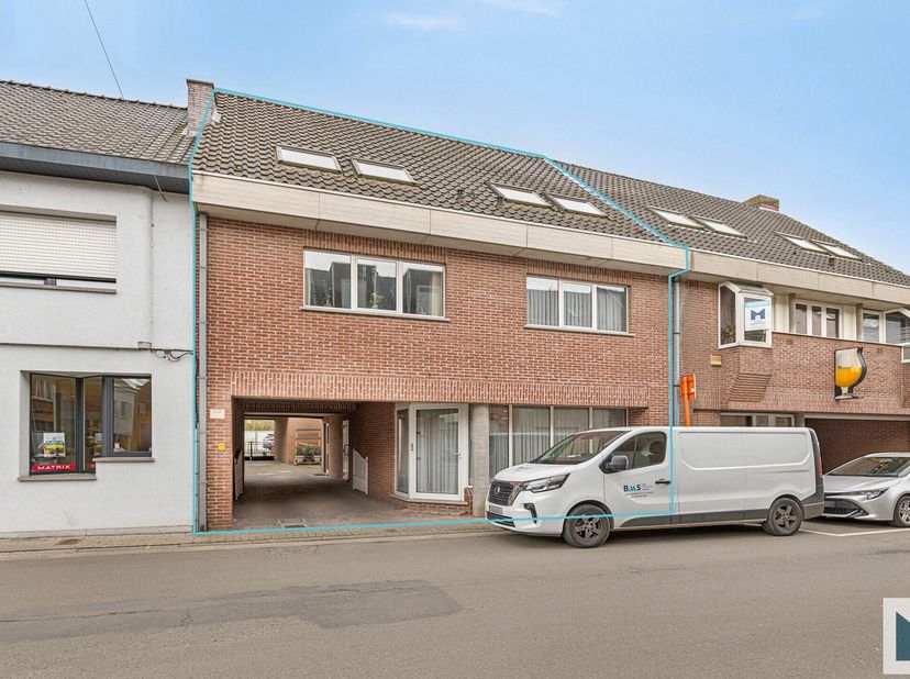 Unieke centraal gelegen opbrengsteigendom te Lebbeke met energiezuinige elementen op wandelafstand van winkels, openbaar vervoer, scholen, ...&lt;br /&gt;
H