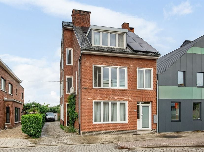 Half open bebouwing met 4 slaapkamers en ruime tuin!&lt;br /&gt;
Deze ruime woning, gebouwd in ca 1958, werd door de jaren heen perfect onderhouden en geren
