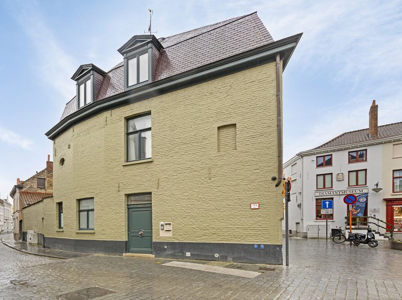 Te koop: Uniek opbrengstgebouw bestaande uit restaurant met  woonst en 4 appartementen in hartje Brugge  uitstekende investering!&lt;br /&gt;
Op een toploca