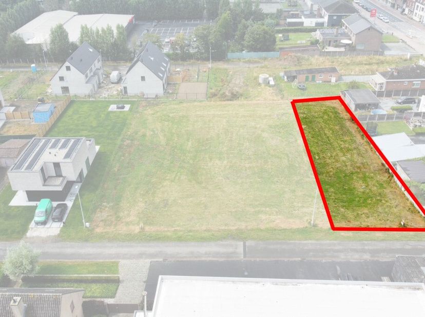 Uitstekend gelegen stuk bouwgrond op 835m² in Knesselare!Ligging: De grond is gelegen op een rustige locatie nabij het centrum van Knesselare, dichtbi