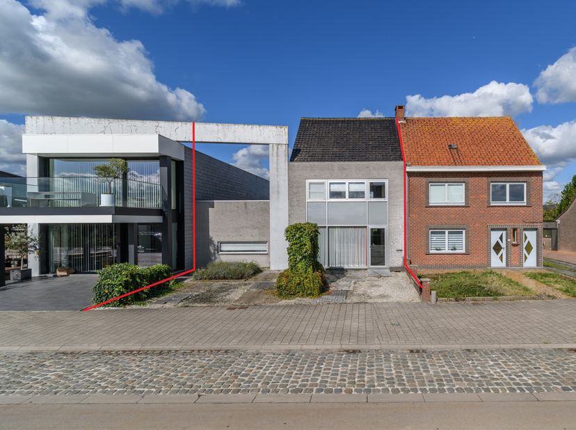 Sur un terrain d&#039;environ 560m², nous trouvons cette spacieuse maison à vendre. La maison est située au calme à Reninge (Lo-Reninge) mais avec une bonn