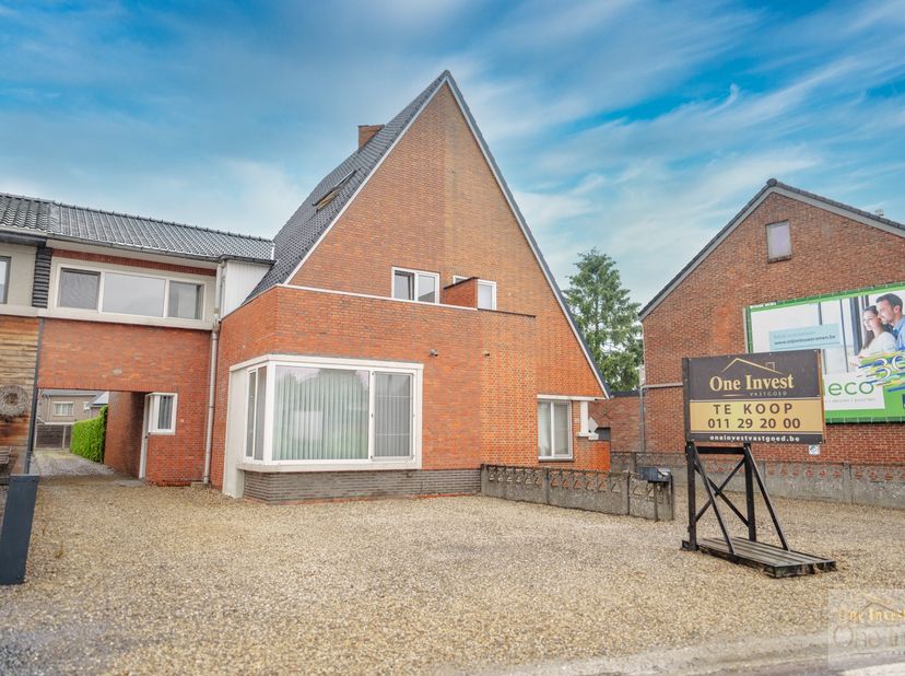 Welkom in deze charmante halfopen gezinswoning, ideaal gelegen op een perceel van 418 m². Met een bewoonbare oppervlakte van 160 m² biedt deze woning