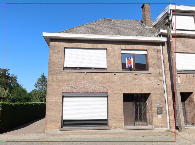 Deze super rustig gelegen, solide en op te frissen woning bestaat uit een inkom met trap, leefruimte, aparte keuken, berging, nachthal, 2 ruime slaapk