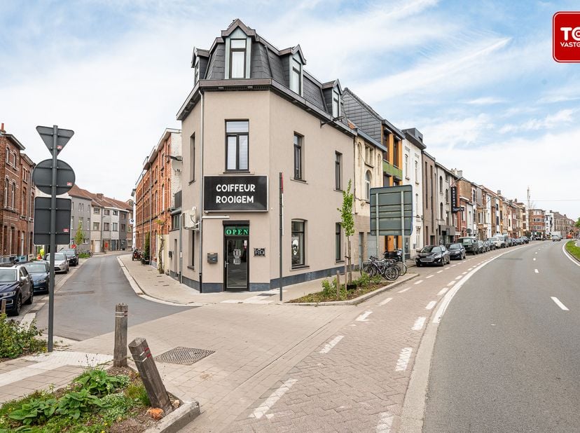 Op een commerciële topligging met uitstekende zichtbaarheid bevindt zich dit gelijkvloers handelspand met eigen ingang. Het maakt momenteel deel uit v