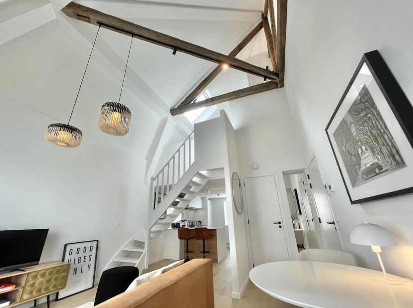 En exclusivité Victoire Junot vous propose ce superbe duplex neuf entièrement meublé avec goût d&#039;une superficie de 70 m² avec terrasse. Situé au pied