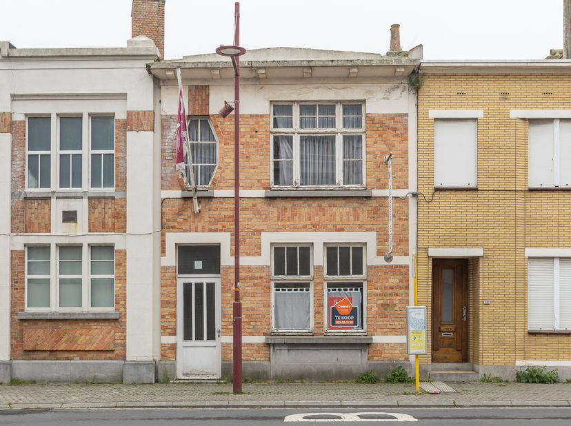 Dit voormalige schoolgebouw binnen het GO!-onderwijsnet staat momenteel geregistreerd als administratief pand, maar kan – mits een bestemmingswijzigin