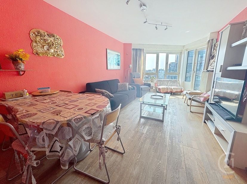 Op de vijfde verdieping van residentie Acapulco in Westende Bad bevindt zich dit ruime appartement met twee slaapkamers en een extra slaaphoek. Vanuit