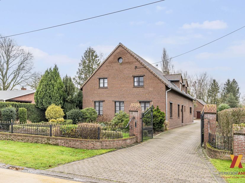 Deze Charmante en rustieke Open Bebouwing met 4 slaapkamers gelegen in Spalbeek-Hasselt belooft een warm thuis te worden voor iedereen die op zoek is