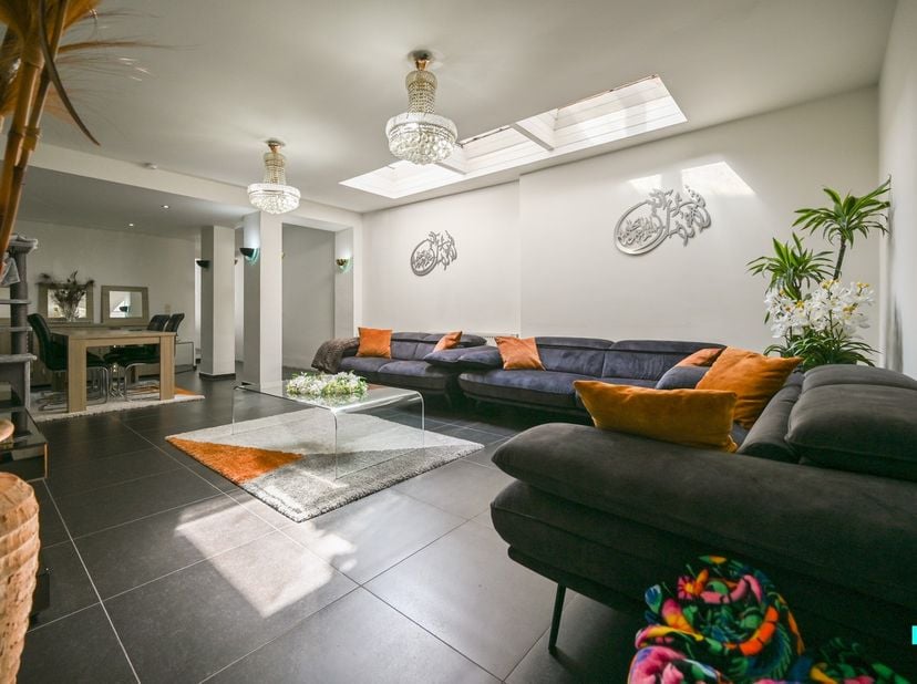 Ontdek deze ruime woning met vijf slaapkamers en winkelruimte, nabij centrum Izegem. De woning beschikt over een bewoonbare oppervlakte van 209m² (vol