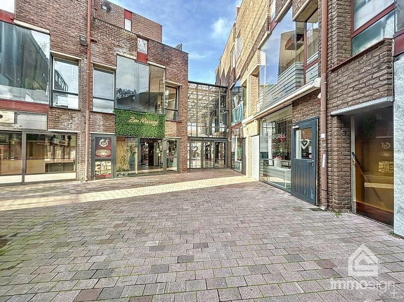 PLUSPUNTEN:&lt;br /&gt;
+ gelegen in Shopping 2&lt;br /&gt;
+ handelsruimte van 116 m²&lt;br /&gt;
+ afgesloten garage&lt;br /&gt;
+ privatieve autostaanplaats&lt;br /&gt;
+ mogeli