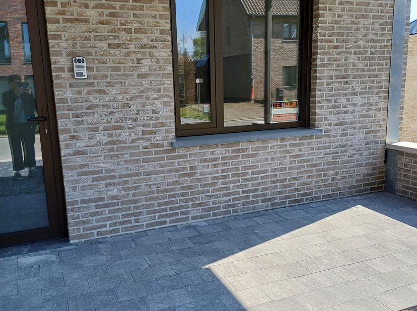 Het bijna energie neutrale gelijkvloers appartement heeft als indeling: inkomhal, 2 slaapkamers, berging, een hyper-geïnstalleerde keuken, woonkamer,