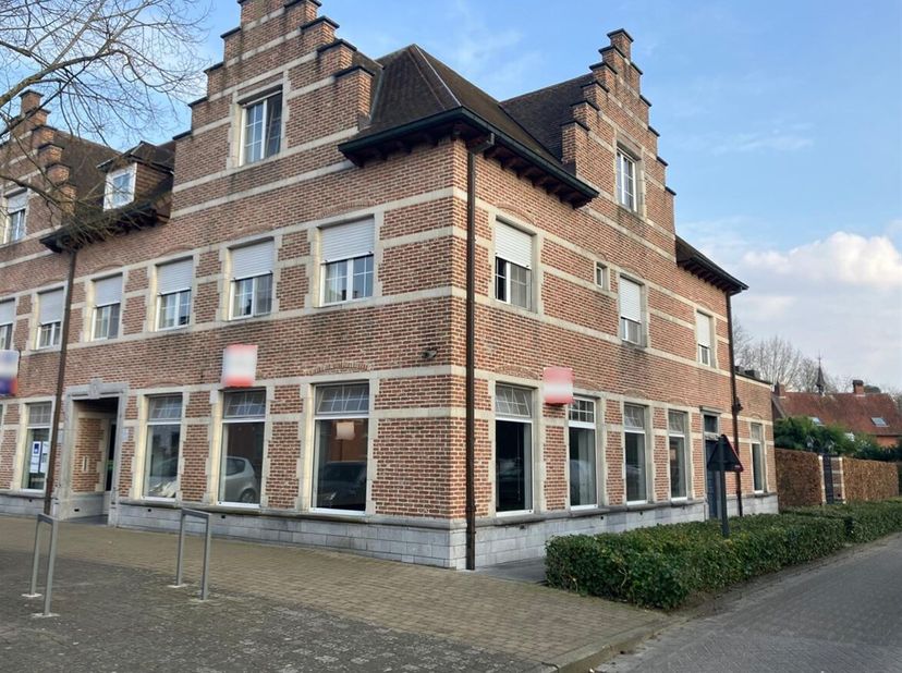 Ruime handels- of kantoorruimte met opvallende gevel en grote zichtbaarheid centrum Westerlo &lt;br /&gt;
Ligging&lt;br /&gt;
Gelegen op een zichtbare hoeklocatie